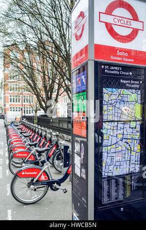 Santander Leihfahrräder, manchmal bekannt als Boris Bikes nach den vorherigen Londoner Bürgermeister, warten auf Miete im Zentrum von London. Stockfoto