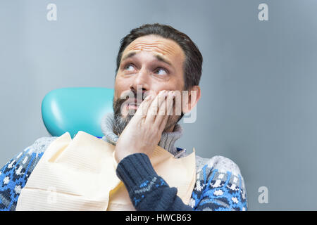 Erwachsener Mann mit Zahnschmerzen. Stockfoto