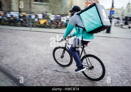 Deliveroo Food Kurier hetzt durch die Straßen von zentralen Cambridge Stockfoto