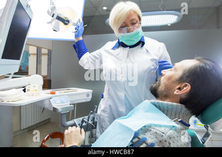 Zahnarzt, Licht einstellen. Stockfoto