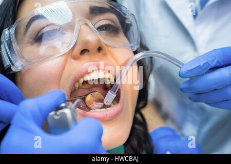 Zahnarzt mit Hohlspiegel. Stockfoto