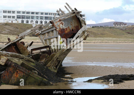Das Wrack von einem hölzernen Fischerboot bei Bunbeg, County Donegal, Irland. Das Wrack wird als schlechte Eddie (Fischerboot) bezeichnet. Stockfoto