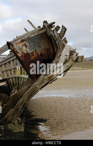 Das Wrack von einem hölzernen Fischerboot bei Bunbeg, County Donegal, Irland. Das Wrack wird als schlechte Eddie (Fischerboot) bezeichnet. Stockfoto