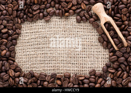 Kaffeebohnen auf Leinwand Hintergrund. Ansicht von oben. Textfreiraum Stockfoto