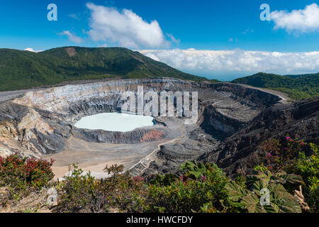 Caldera mit Kratersee, Poas Vulkan Nationalpark Poas Vulkan, Costa Rica Stockfoto