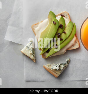 Avocado-Sandwich mit Saft Stockfoto
