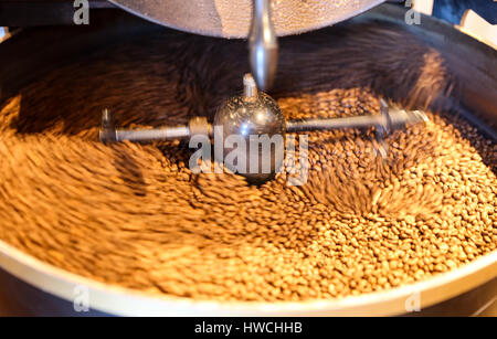 Grüne Kaffeebohnen Rösten in Kaffeerösterei Stockfoto