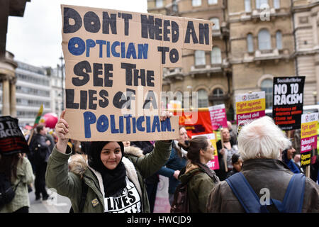 London, UK. 18. März 2017. Ein Demonstrant hält ein Schild mit der Aufschrift "Optiker zu sehen, die Lügen der Politiker auf eine Anti-Rassismus-Demonstration am Tag der Vereinten Nationen gegen den Rassismus in Portland Place nicht brauchen". Hunderte von Demonstranten marschierten von Portland Place, Parliament Square gegen Rassismus, Islamophobie und Antisemitismus. Bildnachweis: Jacob Sacks-Jones/Alamy Live-Nachrichten. Stockfoto