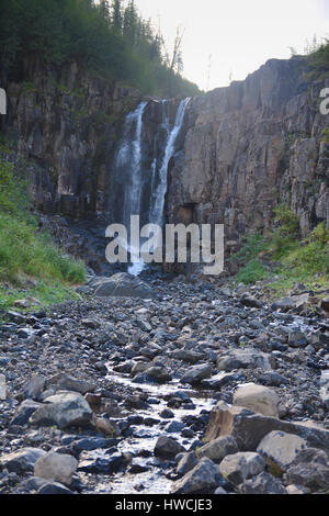 Wasserfall zwischen den Felsen auf dem Putorana-Plateau. Berglandschaft im Norden von Ostsibirien. Stockfoto