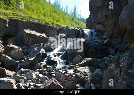 Wasserfall zwischen den Felsen auf dem Putorana-Plateau. Berglandschaft im Norden von Ostsibirien. Stockfoto