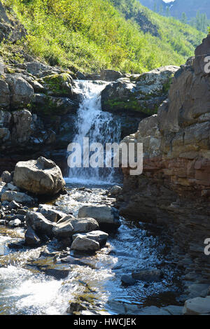 Wasserfall zwischen den Felsen auf dem Putorana-Plateau. Berglandschaft im Norden von Ostsibirien. Stockfoto