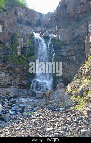 Wasserfall zwischen den Felsen auf dem Putorana-Plateau. Berglandschaft im Norden von Ostsibirien. Stockfoto