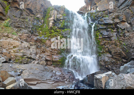 Wasserfall zwischen den Felsen auf dem Putorana-Plateau. Berglandschaft im Norden von Ostsibirien. Stockfoto