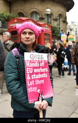 London, UK. 18. März 2017. Ein Demonstrant bei einer Anti-Rassismus-Demonstration in Portland Place auf Anti-Rassismus-Tag der Vereinten Nationen, mit einem Schild fordert EU-Arbeitnehmer und Studenten, die im Vereinigten Königreich nach Austritt bleiben zu dürfen. Hunderte von Demonstranten marschierten von Portland Place, Parliament Square gegen Rassismus, Islamophobie und Antisemitismus. Bildnachweis: Jacob Sacks-Jones/Alamy Live-Nachrichten. Stockfoto