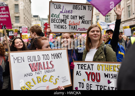 London, UK. 18. März 2017. Demonstranten in einem Anti-Rassismus-Marsch durch die Londoner auf Anti-Rassismus-Tag der Vereinten Nationen. Hunderte von Demonstranten marschierten von Portland Place, Parliament Square gegen Rassismus, Islamophobie und Antisemitismus. Bildnachweis: Jacob Sacks-Jones/Alamy Live-Nachrichten. Stockfoto