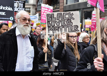 London, UK. 18. März 2017. Ein Demonstrant an einem Anti-Rassismus-Marsch durch die Londoner auf Anti-Rassismus-Tag der Vereinten Nationen, mit einem Schild, das liest "schwarze Materie Leben". Hunderte von Demonstranten marschierten von Portland Place, Parliament Square gegen Rassismus, Islamophobie und Antisemitismus. Bildnachweis: Jacob Sacks-Jones/Alamy Live-Nachrichten. Stockfoto