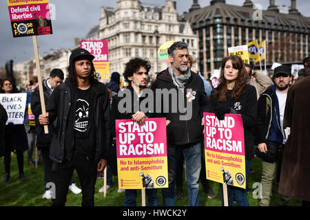 London, UK. 18. März 2017. Demonstranten in Parliament Square auf eine Anti-Rassismus-Demonstration am Tag der Vereinten Nationen gegen den Rassismus. Hunderte von Demonstranten marschierten von Portland Place, Parliament Square gegen Rassismus, Islamophobie und Antisemitismus. Bildnachweis: Jacob Sacks-Jones/Alamy Live-Nachrichten. Stockfoto