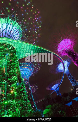 Vertikale Ansicht der OCBC Garden Rhapsody Lichtershow Supertrees in Singapur. Stockfoto