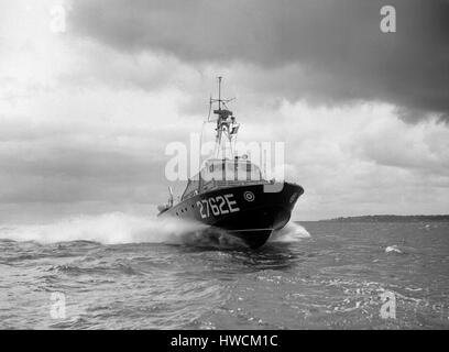 AJAX-NEWS & FEATURE SERVICE. 7. JUNI 1956. SOLENT, ENGLAND. -ASR SEA TRIALS-AIR SEA RESCUE CRAFT 2762E MIT GESCHWINDIGKEIT IM SOLENT.  FOTO: AJAX NEWS & FEATURE-SERVICE/VT-SAMMLUNG REF: VT2233 Stockfoto