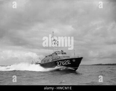 AJAX-NEWS & FEATURE SERVICE. 7. JUNI 1956. SOLENT, ENGLAND. -ASR SEA TRIALS-AIR SEA RESCUE CRAFT 2762E MIT GESCHWINDIGKEIT IM SOLENT.  FOTO: AJAX NEWS & FEATURE-SERVICE/VT-SAMMLUNG REF: VT2236 Stockfoto