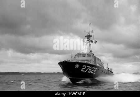 AJAX-NEWS & FEATURE SERVICE. 7. JUNI 1956. SOLENT, ENGLAND. -ASR SEA TRIALS-AIR SEA RESCUE CRAFT 2762E MIT GESCHWINDIGKEIT IM SOLENT.  FOTO: AJAX NEWS & FEATURE-SERVICE/VT-SAMMLUNG REF: VT2237 Stockfoto