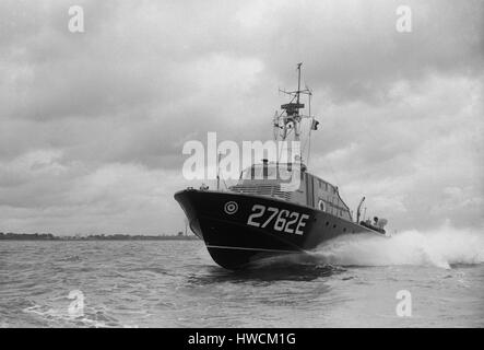 AJAX-NEWS & FEATURE SERVICE. 7. JUNI 1956. SOLENT, ENGLAND. -ASR SEA TRIALS-AIR SEA RESCUE CRAFT 2762E MIT GESCHWINDIGKEIT IM SOLENT.  FOTO: AJAX NEWS & FEATURE-SERVICE/VT-SAMMLUNG REF: VT2238 Stockfoto