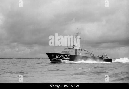 AJAX-NEWS & FEATURE SERVICE. 7. JUNI 1956. SOLENT, ENGLAND. -ASR SEA TRIALS-AIR SEA RESCUE CRAFT 2762E MIT GESCHWINDIGKEIT IM SOLENT.  FOTO: AJAX NEWS & FEATURE-SERVICE/VT-SAMMLUNG REF: VT2241 Stockfoto