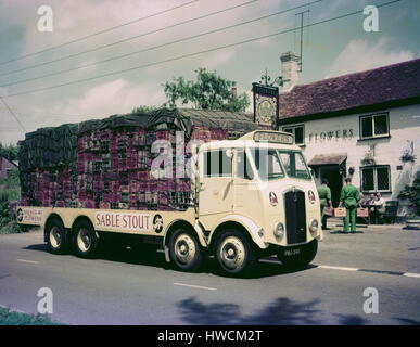 AJAX-NEWS & FEATURE SERVICE. 1950ER JAHRE STANDORT UNBEKANNT. -THORNYCROFT NUTZFAHRZEUGE - FARBE-PRODUKTFOTOGRAFIE - KOMMERZIELLEN LKW UND LKW VON THORNYCROFTS IN ANDEREN BESITZER LACKIERUNGEN HERGESTELLT. BLUMEN BRAUEREI TREUEN AUßEN BLUMEN GIBRALTAR SCHLOSS LAND WIRTSHAUS. FOTO: AJAX NEWS & FEATURE-SERVICE/VT-SAMMLUNG REF: VT171703 5 Stockfoto