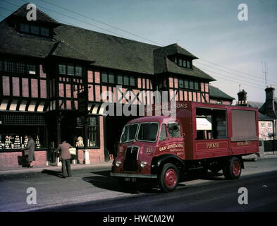 AJAX-NEWS & FEATURE SERVICE. 1950ER JAHRE STANDORT UNBEKANNT. -THORNYCROFT NUTZFAHRZEUGE - FARBE-PRODUKTFOTOGRAFIE - KOMMERZIELLEN LKW UND LKW VON THORNYCROFTS IN ANDEREN BESITZER LACKIERUNGEN HERGESTELLT. DAN JONES & SOHN KARTOFFEL KAUFLEUTE SCHNELLE LIEFERUNG LKW. FOTO: AJAX NEWS & FEATURE SERVICE/VT SAMMLUNG REF: VT171703 9 Stockfoto