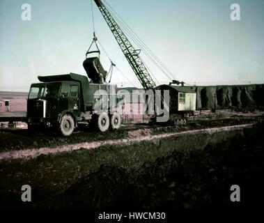 AJAX-NEWS & FEATURE SERVICE. 1950ER JAHRE STANDORT UNBEKANNT. -THORNYCROFT NUTZFAHRZEUGE - FARBE-PRODUKTFOTOGRAFIE - KOMMERZIELLEN LKW UND LKW VON THORNYCROFTS IN ANDEREN BESITZER LACKIERUNGEN HERGESTELLT. NATIONAL COAL BOARD BIG BEN LADEN.  FOTO: AJAX NEWS & FEATURE-SERVICE/VT-SAMMLUNG REF: VT171703 10 Stockfoto