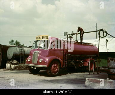 AJAX-NEWS & FEATURE SERVICE. 1950ER JAHRE STANDORT UNBEKANNT. -THORNYCROFT NUTZFAHRZEUGE - FARBE-PRODUKTFOTOGRAFIE - KOMMERZIELLEN LKW UND LKW VON THORNYCROFTS IN ANDEREN BESITZER LACKIERUNGEN HERGESTELLT. HANTS & BERKS TANKER VERLADEN. FOTO: AJAX NEWS & FEATURE SERVICE/VT SAMMLUNG REF: VT171703 4 Stockfoto