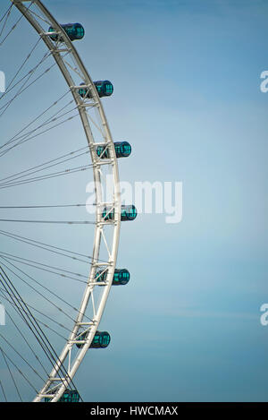 Vertikale Blick auf das Riesenrad Singapore Flyer in Singapur. Stockfoto