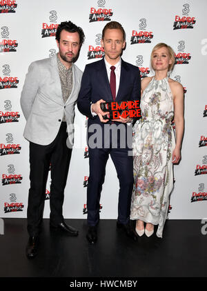 Tom Hiddlestone mit dem Imperium Hero Award im Raum mit Daniel Mays und Anne-Marie Duff bei den drei Empire Awards Gewinner statt im The Roundhouse in Chalk Farm, London. PRESSEVERBAND Foto. Vgl. PA Geschichte SHOWBIZ EmpireAwards. Bild Datum: Sonntag, 19. März 2017. Bildnachweis sollte lauten: Matt Crossick/PA Wire Stockfoto