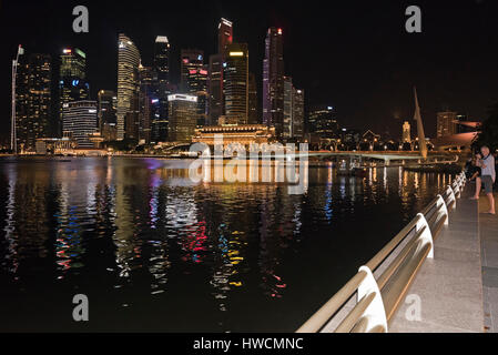 Horizontalen Blick auf die Wolkenkratzer des CBD, central Business District in Marina Bay in der Nacht i Stockfoto