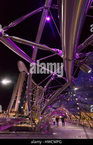 Vertikale Ansicht der Helix-Brücke und MBS Hotel nachts in Singapur. Stockfoto