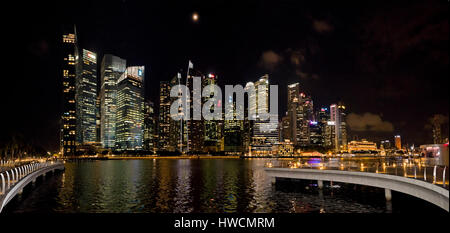 Horizontale (2 Bild Heftung) Panorama der CBD, Central Business District, in der Nacht in Singap Stockfoto