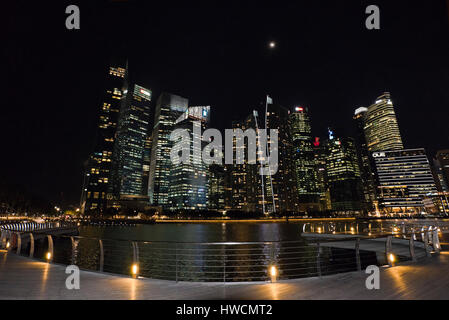 Horizontale Ansicht des CBD, Central Business District, in der Nacht in Singapur. Stockfoto