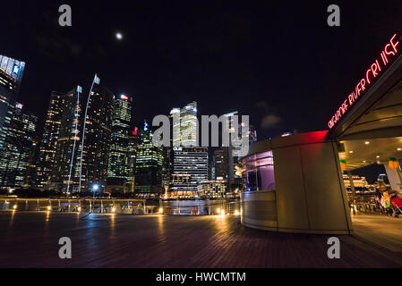 Horizontale Ansicht des Singapore River Cruise Terminals in Singapur in der Nacht. Stockfoto