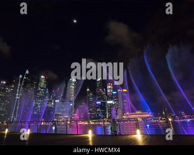 Horizontale Ansicht der Wunder voller Licht und Soundshow nachts in Singapur. Stockfoto