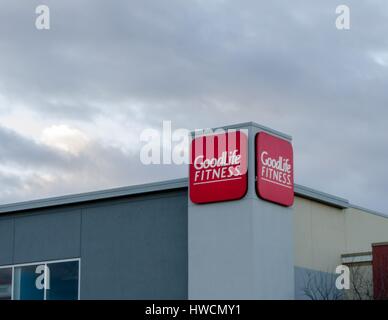 Das Goodlife Fitness Logo auf einem Einzelhandelsgeschäft in Calgary, Alberta, Kanada. Stockfoto