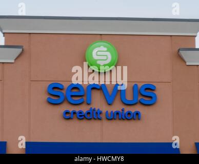 Ein Servus Credit Union Logo in Calgary, Alberta, Kanada. Stockfoto