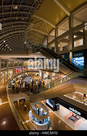 Vertikale Ansicht innerhalb der Shoppes at Marina Bay Sands in der Nacht in Singapur. Stockfoto
