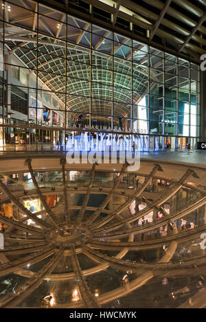 Vertikale Ansicht von Regen Oculus am Shoppes at Marina Bay Sands in der Nacht in Singapur. Stockfoto