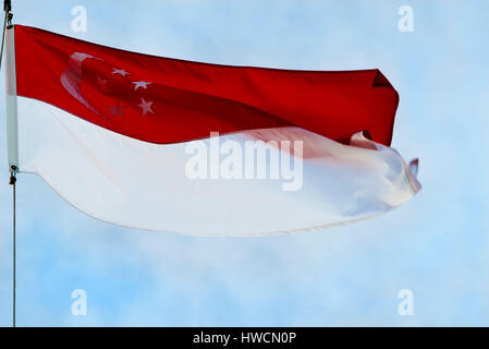 Horizontale Nahaufnahme der Nationalflagge Singapurs. Stockfoto