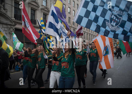 London, UK. 19. März 2017. Bilder von der traditionellen St. Patricks Day Parade mit Fahnenträger, baut Festwagen und Musikkapellen. Die Prozession bildete seine Weise unten Piccadilly, vorbei an einigen der berühmtesten Wahrzeichen Londons, einschließlich The Ritz, Piccadilly Circus, Trafalgar Square und auf Whitehall. Bildnachweis: Alberto Pezzali/Pacific Press/Alamy Live-Nachrichten Stockfoto