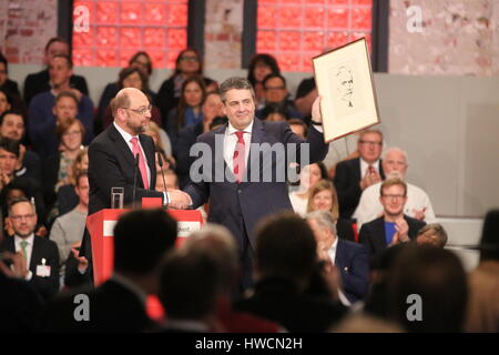 Berlin, Deutschland. 19. März 2017. Sigmar Gabriel und Martin Schulz auf die spezielle Partei Kongress der SPD in der Arena in Berlin-Treptow. Bildnachweis: Simone Kuhlmey/Pacific Press/Alamy Live-Nachrichten Stockfoto