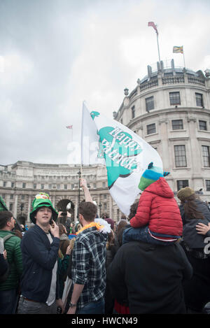 London, UK. 19. März 2017. Bilder von der traditionellen St. Patricks Day Parade mit Fahnenträger, baut Festwagen und Musikkapellen. Die Prozession bildete seine Weise unten Piccadilly, vorbei an einigen der berühmtesten Wahrzeichen Londons, einschließlich The Ritz, Piccadilly Circus, Trafalgar Square und auf Whitehall. Bildnachweis: Alberto Pezzali/Pacific Press/Alamy Live-Nachrichten Stockfoto