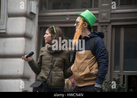 London, UK. 19. März 2017. Bilder von der traditionellen St. Patricks Day Parade mit Fahnenträger, baut Festwagen und Musikkapellen. Die Prozession bildete seine Weise unten Piccadilly, vorbei an einigen der berühmtesten Wahrzeichen Londons, einschließlich The Ritz, Piccadilly Circus, Trafalgar Square und auf Whitehall. Bildnachweis: Alberto Pezzali/Pacific Press/Alamy Live-Nachrichten Stockfoto