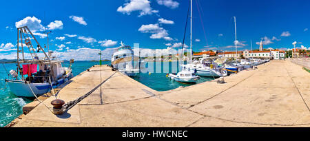 Turanj Hafen und Uferpromenade mit Stadtblick, Dalmatien, Kroatien Stockfoto