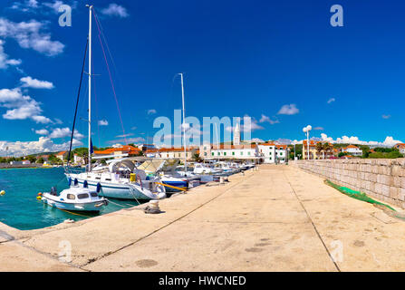 Turanj Hafen und Uferpromenade mit Stadtblick, Dalmatien, Kroatien Stockfoto